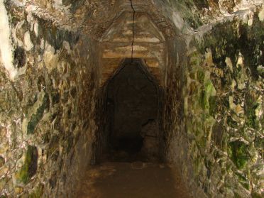 L'entr&eacute;e d'un des nombreux sous-terrains du Palais