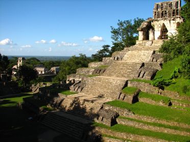 Le temple de la Croix foliée et, au fond, le Palais