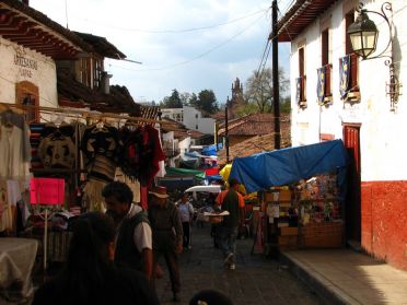 Les stands s'installent un peu partout, &agrave; m&ecirc;me le sol