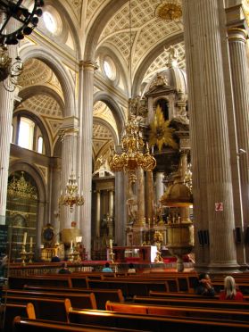 L'int&eacute;rieur de la cath&eacute;drale est de style n&eacute;oclassique