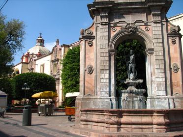 La statue de Neptune devant l'église Santa Clara de Jesus