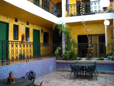 La cour de notre petit h&ocirc;tel