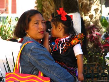 Les enfants sont vetus de leurs plus beaux habits...