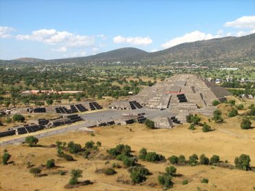 La pyramide de la Lune, vue depuis celle du Soleil