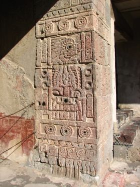 Un quetzal, oiseau mythique, ornant les colonnes du Palacio