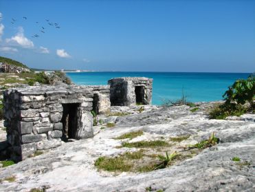 La pr&eacute;sence de la mer au pied du site le rend particuli&egrave;rement grandiose
