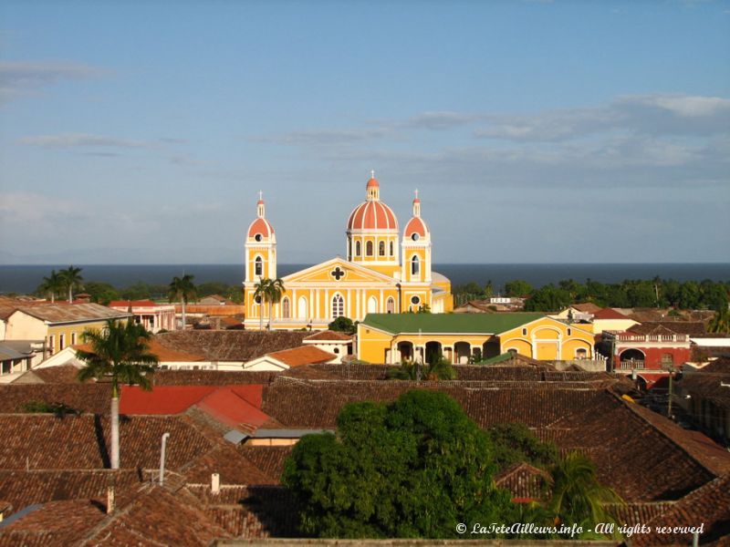 Vue sur la cathédrale et, au loin, le lac du Nicaragua depuis l'église de la Merced