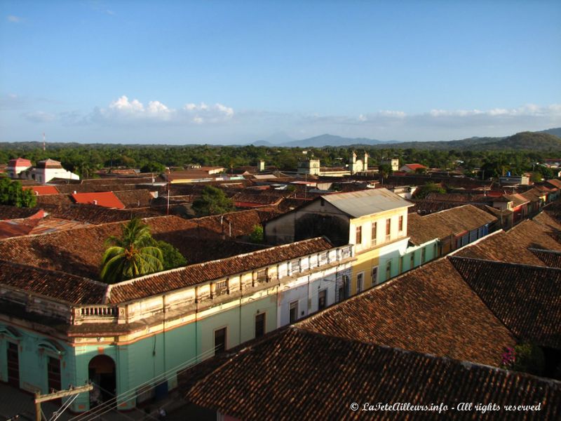 Depuis le campanile de la Merced, on a une superbe vue sur les toîts de la ville et même, au loin, le volcan Conception