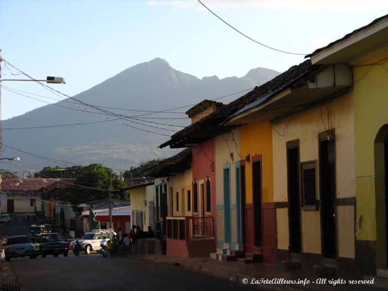 Le volcan Mombacho veille sur la ville