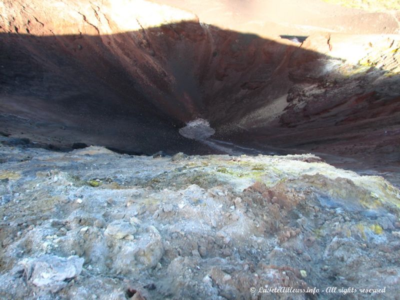 Le Cerro Negro est toujours en activité, comme en témoignent les nombreuses fumerroles sulfureuses