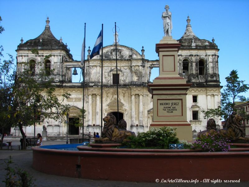 Devant la cathédrale se tient la place Máximo Jerez Tellería, du nom d'un illustre libéral romantique