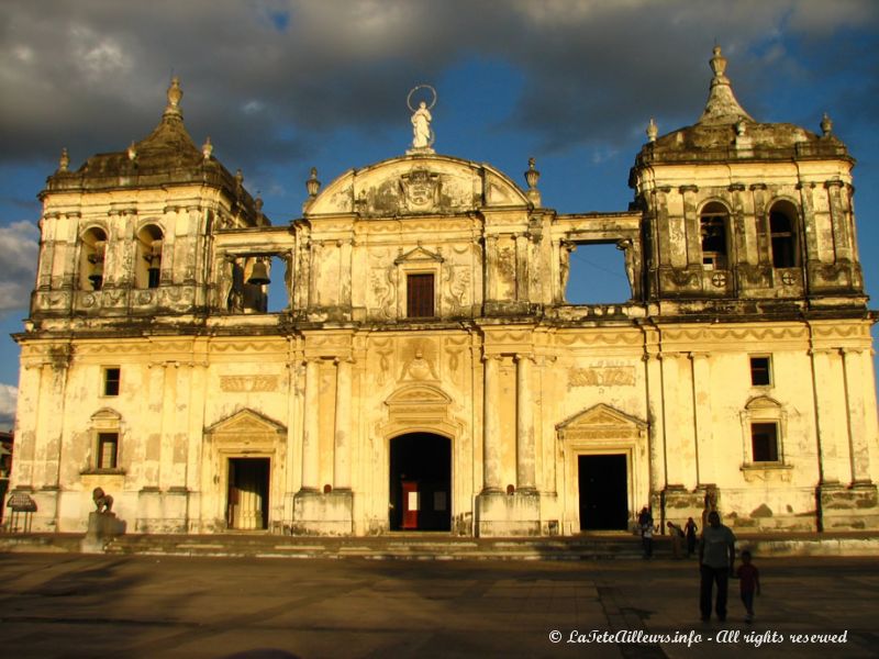 Au coucher du soleil, la cathédrale change de couleur et prend de superbes tons dorés