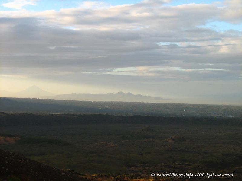 Belle vue sur le volcan Momotombo, Managua et le lac Xolotlan