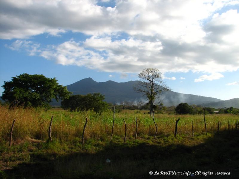 Le volcan Mombacho de loin