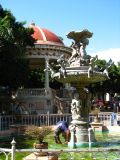 Une fontaine et un kiosque à musique occupent le centre du Parque Central