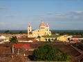 Vue sur la cathédrale et, au loin, le lac du Nicaragua depuis l'église de la Merced