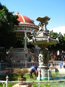 Une fontaine et un kiosque &agrave; musique occupent le centre du Parque Central
