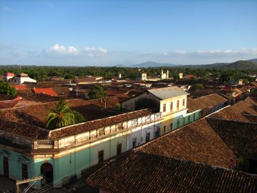 Depuis le campanile de la Merced, on a une superbe vue sur les to&icirc;ts de la ville et m&ecirc;me, au loin, le volcan Conception