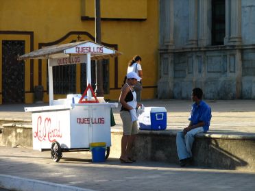 Un petit stand de quesillos, une sp&eacute;cialit&eacute; nicaraguayenne &agrave; base de tortilla et de fromage