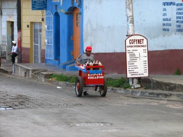 Un petit vendeur de rue