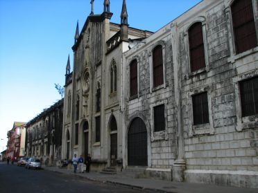 Un beau batiment au bord de la place centrale