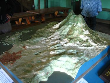 Cette carte en relief de la r&eacute;gion de Granada nous permet d'appr&eacute;cier au mieux la taille du volcan Mombacho