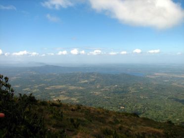 Belle vue sur la lagune de Apoyo et, au fond à gauche, le volcan Masaya