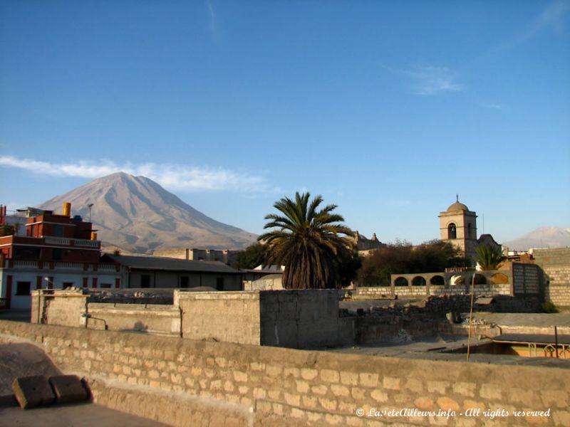 Vue sur le volcan Misti depuis les toits du monastère Santa Catalina