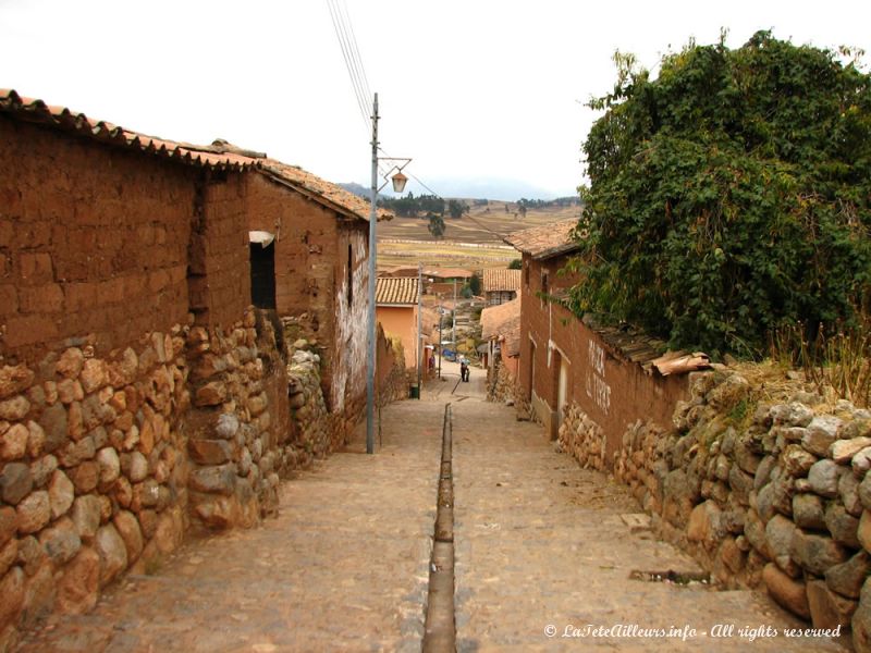 Une rue de Chinchero et son canal d'évacuation des eaux inca