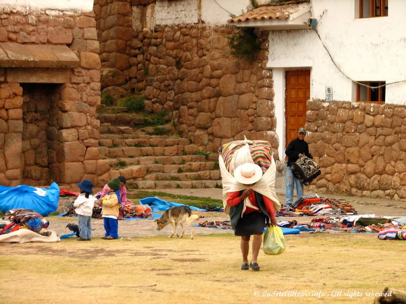 Les vendeurs et vendeuses arrivent alors chargés comme des mules