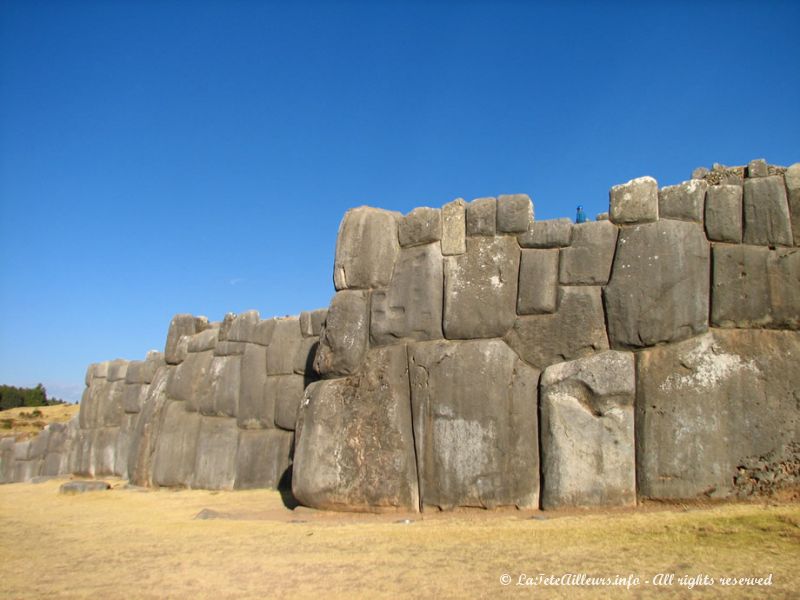 Ce sont ces énormes blocs de pierre qui font penser à une forteresse