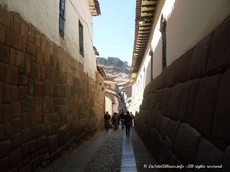 La rue Hatun Rumiyoc et ses murs incas