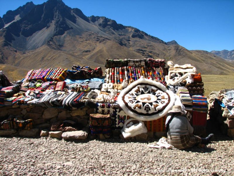 Vente d'artisanat péruvien à la Raya