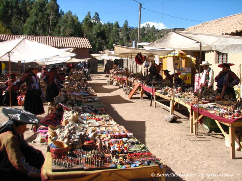 Marché artisanal près du temple de Raqchi