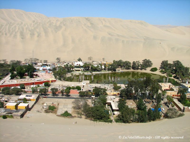 L'oasis de Huacachina vue des hautes dunes de sable environnantes