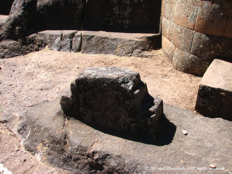 Une pierre taillée en forme de croix inca