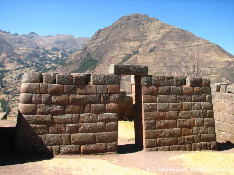 Portes pyramidales, typiques de l'architecture inca