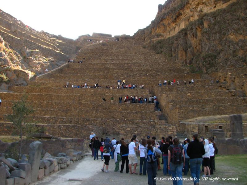 Il y a foule au bas de la forteresse inca d'Ollantaytambo