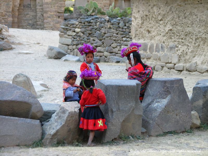 A Ollantaytambo, le costume traditionnel féminin est notamment composé d'un chapeau rempli de fleurs