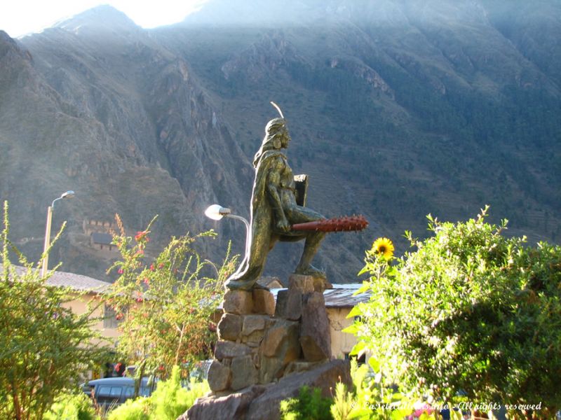 Sur la place centrale trône la statue d'un Inca