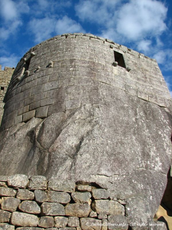 La tour centrale, contruite en forme de fer à cheval