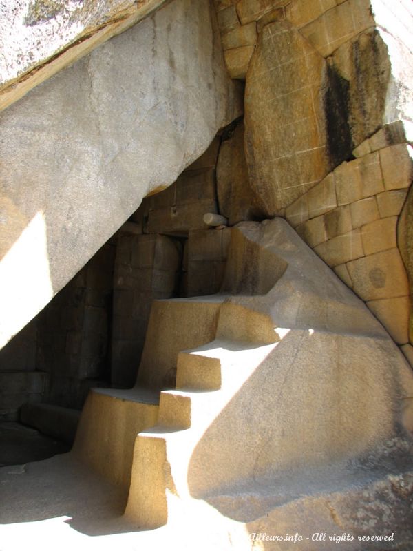 Creusé sous la tour centrale, le tombeau royal fut peut-être le tombeau d'un grand Inca