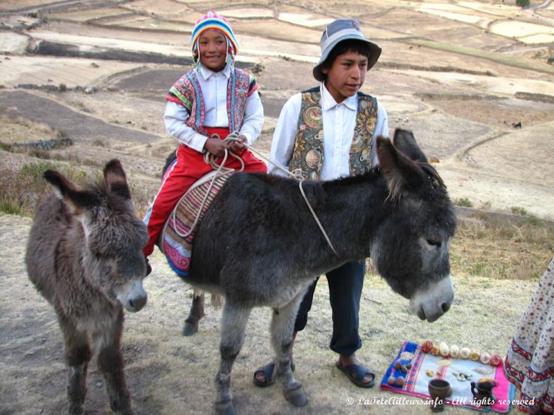 Enfants péruviens posant pour les photos