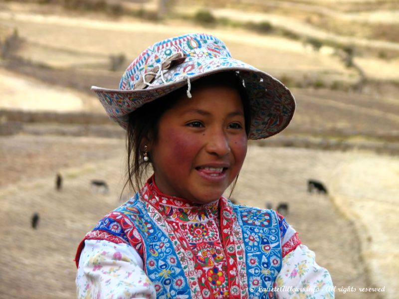 Fillette péruvienne portant le costume traditionnel