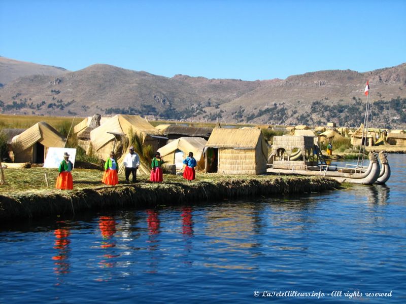 Les couleurs des tissus éclatent aux îles Uros