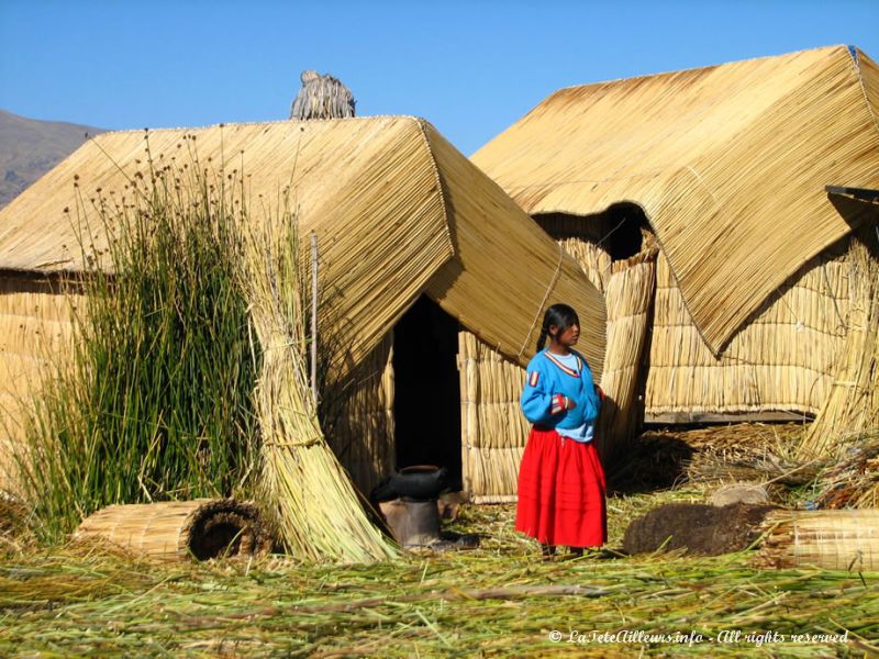Indienne vivant sur les îles flottantes du lac Titicaca