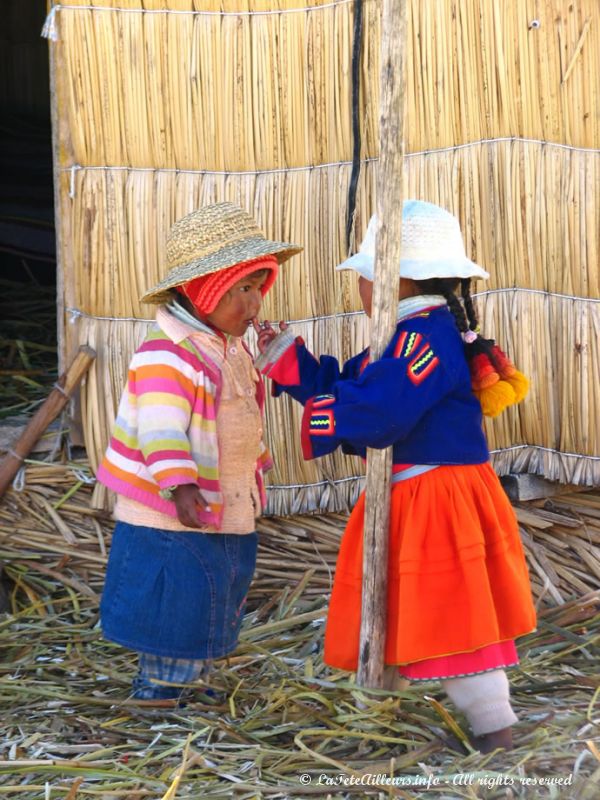 Jeux d'enfants aux îles Uros