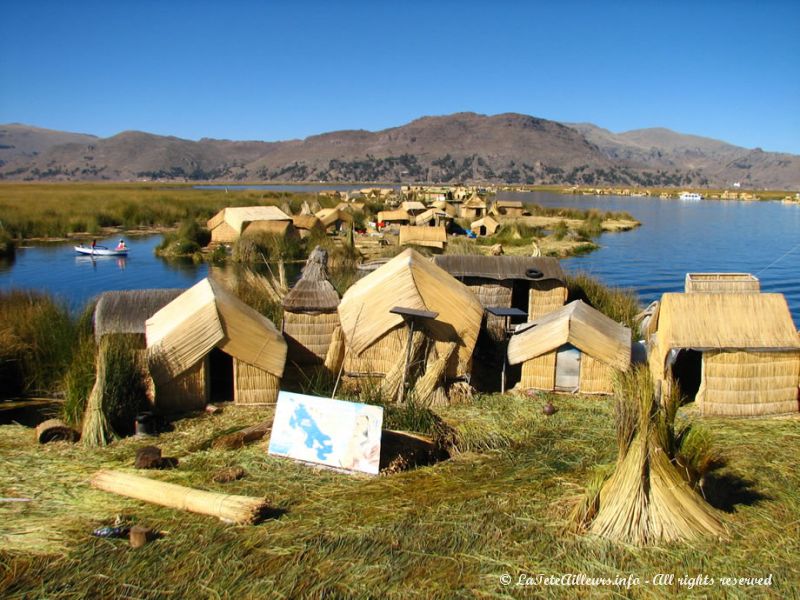 Ls îles Uros, posées sur une couche de roseaux flottants...