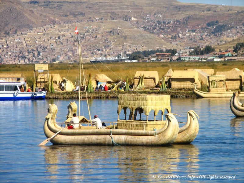 Bateau typique des îles Uros