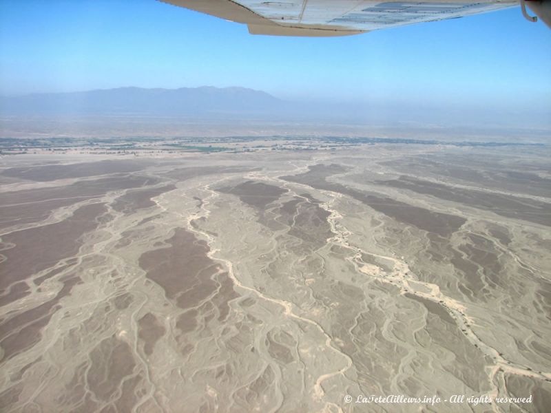 Depuis l'avion, la vue sur le désert et les oasis est très belle